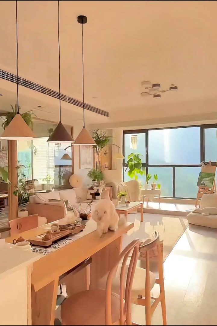 Bếp ăn liên thông với đảo bếp và đèn thả trần