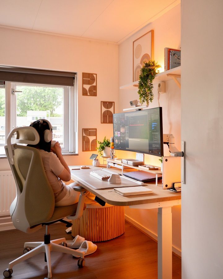 Góc làm việc tại nhà tông cam đào ấm áp