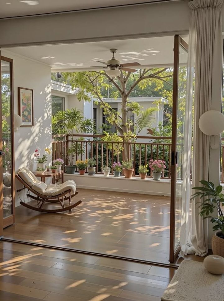 Góc thư giãn cạnh cửa mở với ghế bập bênh bằng mây