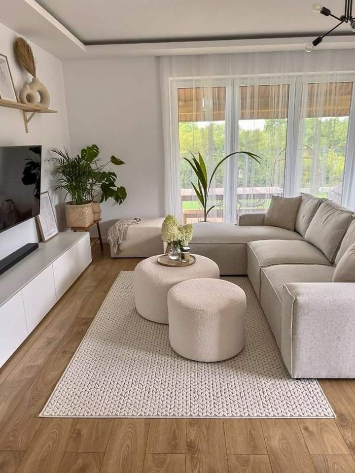Phòng khách căn hộ nhỏ với sofa xám và bàn trà tròn