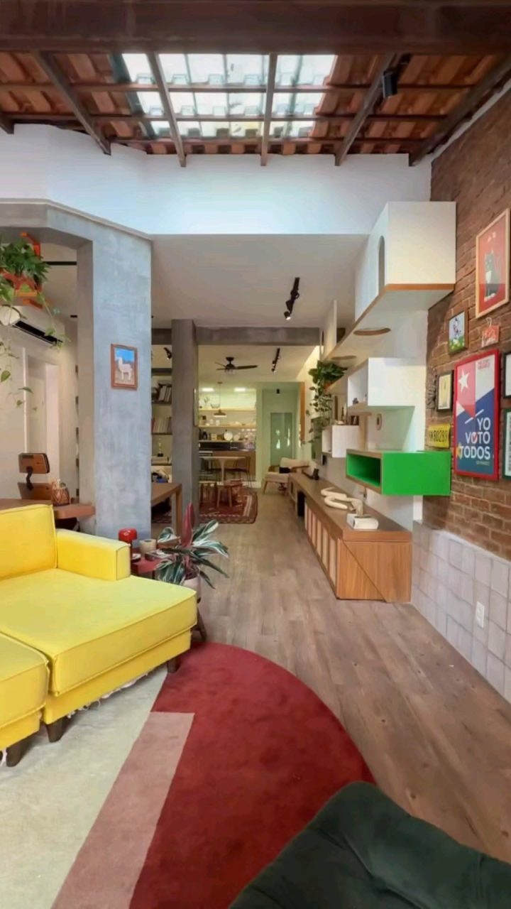 Phòng khách mái dốc phong cách Retro với sofa vàng