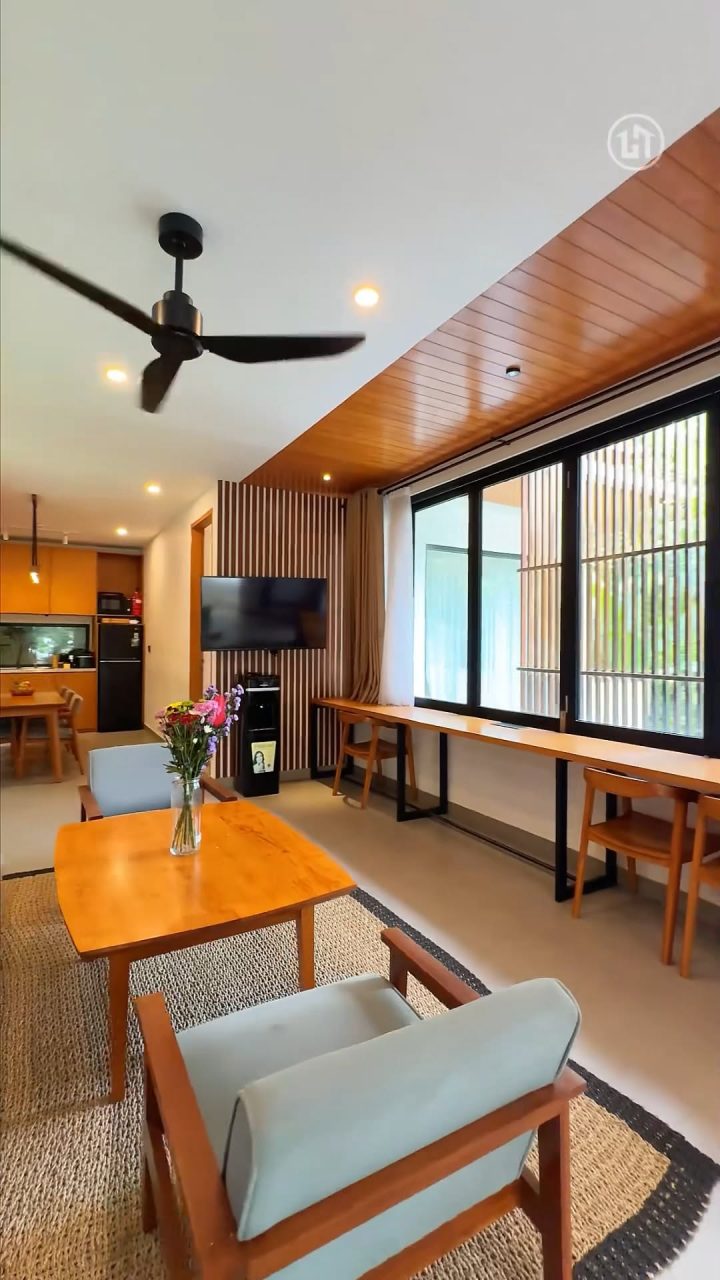 Phòng khách trần gỗ với sofa da màu nâu cam
