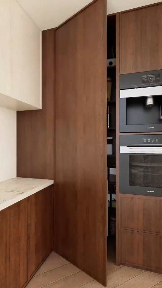 Tủ bếp gỗ tích hợp lò nướng và khoang lưu trữ